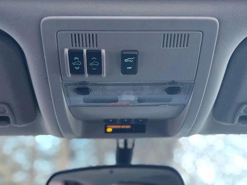 Used 2010 GMC Yukon Denali image 32