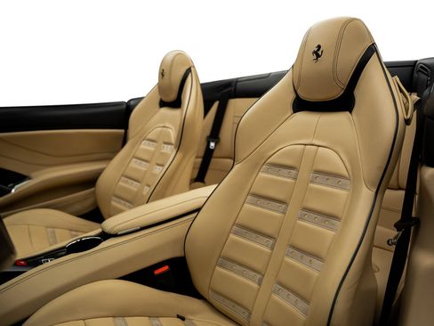 Used 2015 Ferrari California T RWD image 35