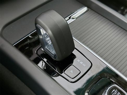 Used 2025 Volvo XC60 B5 Core w/ Climate Package PRO image 17