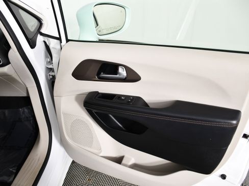 Used 2018 Chrysler Pacifica Touring-L w/ Advanced Safetytec Group FWD image 39