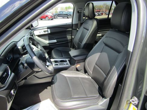Used 2024 Ford Explorer XLT w/ Equipment Group 202A AWD/4WD image 9