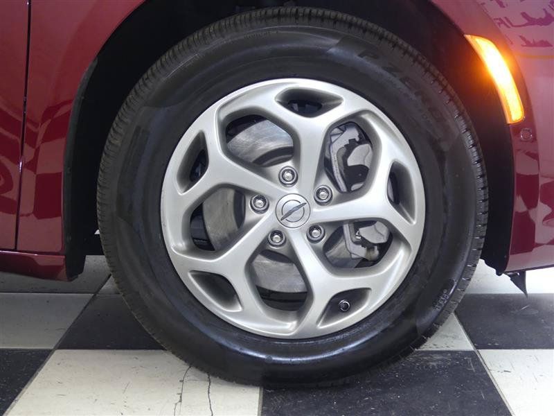 Used 2023 Chrysler Pacifica Limited AWD/4WD image 35