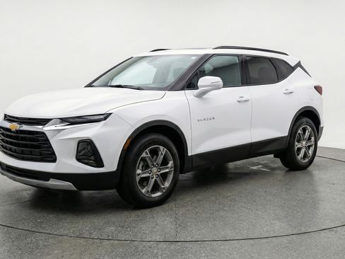 Used 2025 Chevrolet Blazer LT FWD image 3