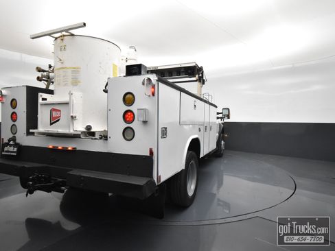 Used 2009 Ford F550 2WD Regular Cab Super Duty image 42