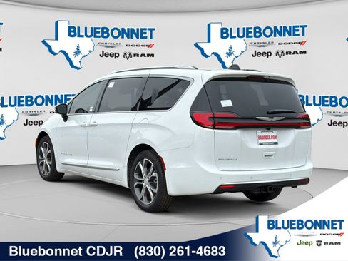 New 2026 Chrysler Pacifica Pinnacle w/ Trailer Tow Group FWD image 6