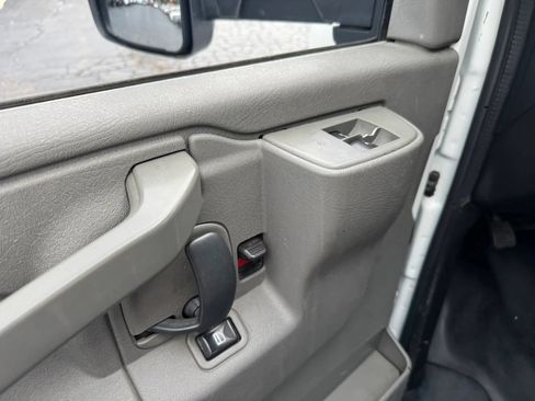Used 2016 Chevrolet Express 4500 RWD image 15