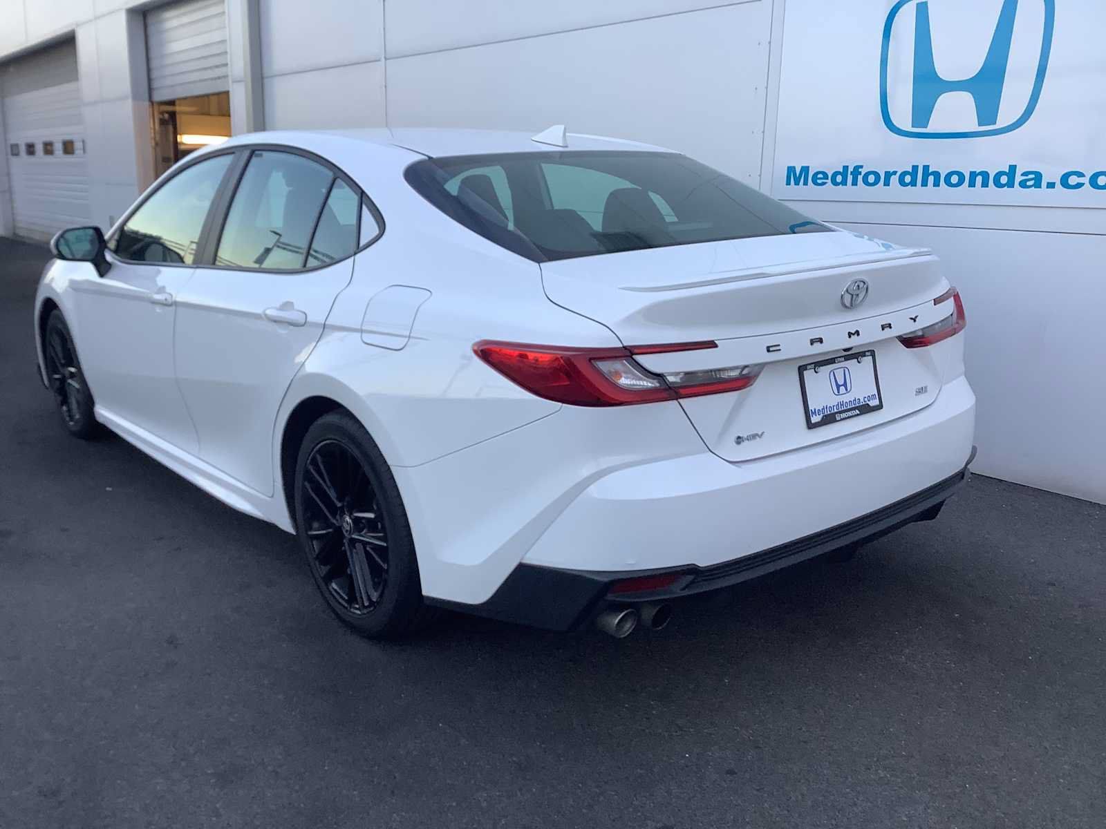 Used 2025 Toyota Camry SE FWD image 4