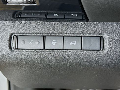 Used 2025 Nissan Pathfinder SV image 17