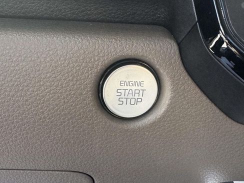 Used 2026 Kia Carnival FWD image 25