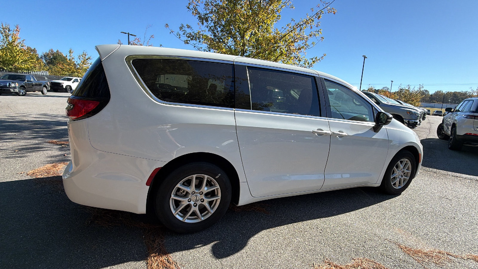 Used 2024 Chrysler Pacifica Touring-L FWD image 8