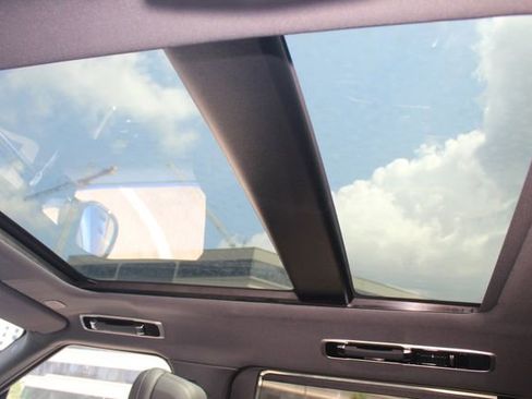 New 2025 Land Rover Range Rover Long Wheelbase SE image 23