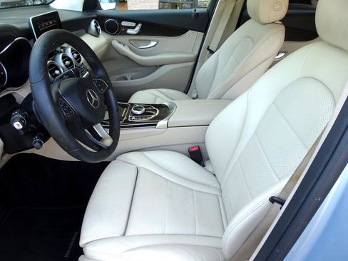 Used 2018 Mercedes-Benz GLC 300 w/ Premium Package image 9