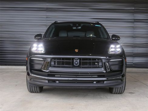Used 2025 Porsche Macan image 10