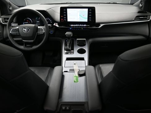 Used 2023 Toyota Sienna XSE image 14