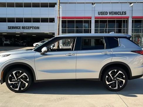 Used 2024 Mitsubishi Outlander SE FWD image 3