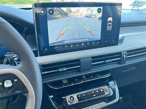 Used 2023 Lincoln Corsair Standard image 16