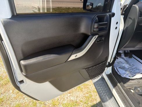 Used 2016 Jeep Wrangler Unlimited Sahara w/ Connectivity Group AWD/4WD image 10