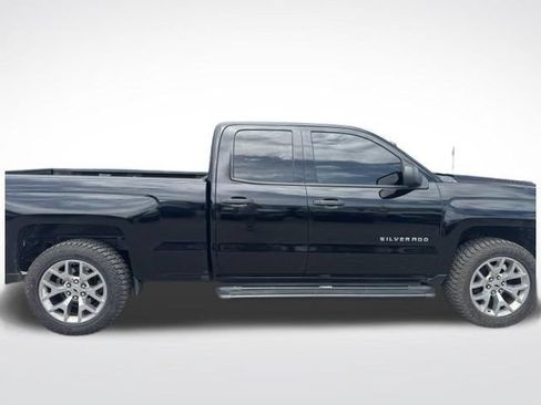 Used 2017 Chevrolet Silverado 1500 Custom w/ Custom Convenience Package RWD image 9