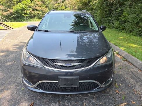 Used 2020 Chrysler Pacifica Touring-L w/ Advanced Safetytec Group FWD image 2
