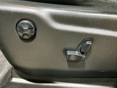 Used 2019 Jeep Grand Cherokee Altitude AWD/4WD image 18