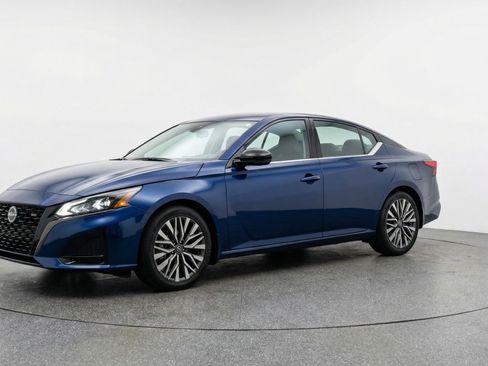 Used 2025 Nissan Altima 2.5 SV image 3