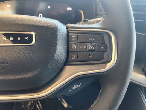 Used 2025 Jeep Wagoneer L Series II AWD/4WD image 28