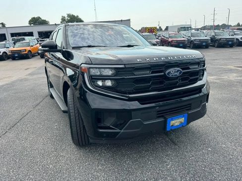 Used 2025 Ford Expedition Active RWD image 2