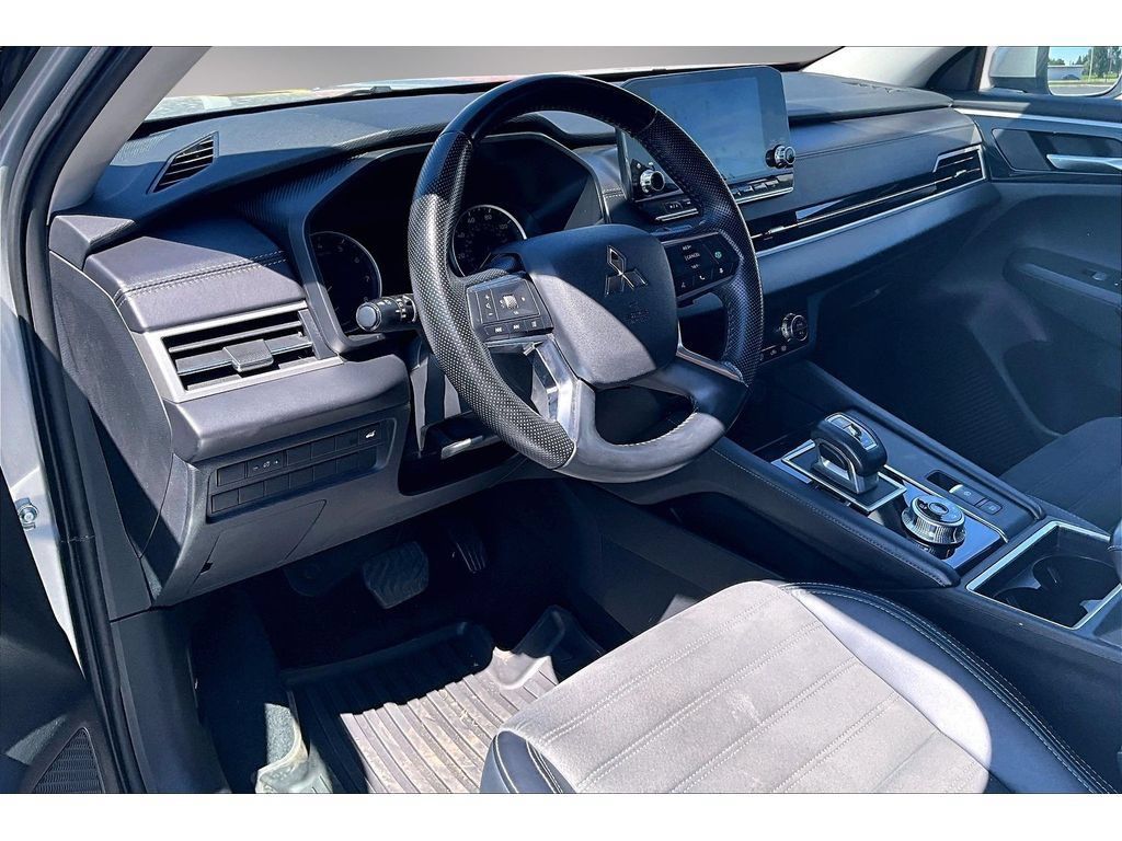 Used 2024 Mitsubishi Outlander SE AWD/4WD image 14