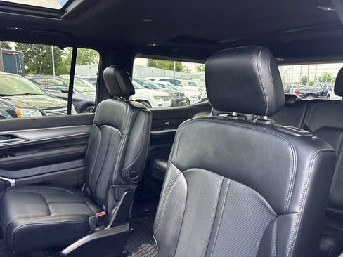 Used 2024 Jeep Wagoneer Series II w/ Convenience Group I AWD/4WD image 8