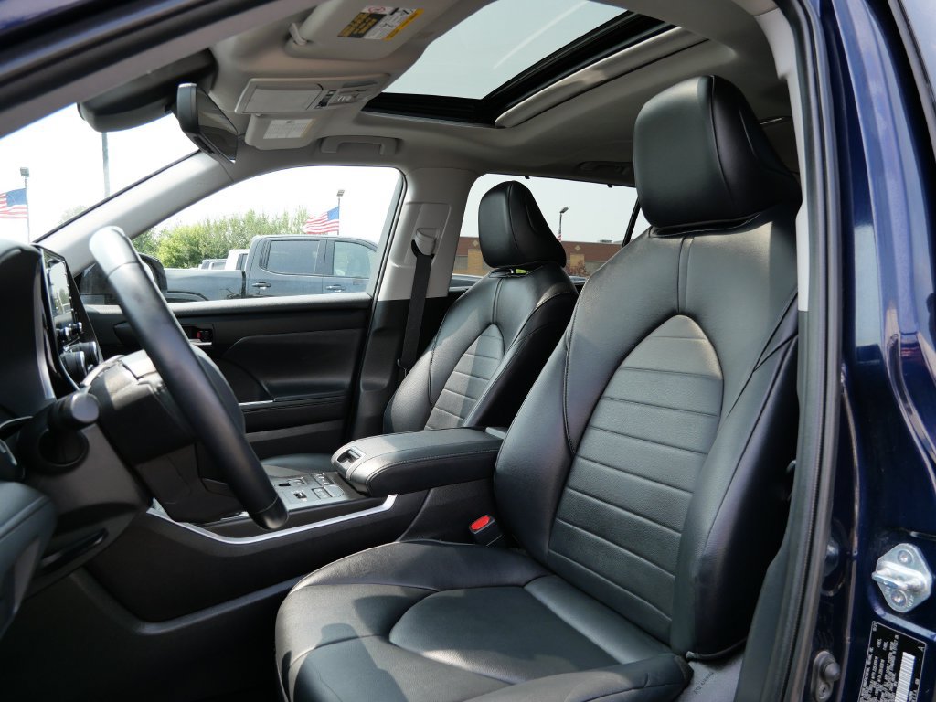 Used 2022 Toyota Highlander XLE AWD/4WD image 11