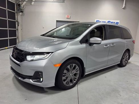 Used 2025 Honda Odyssey Touring image 3