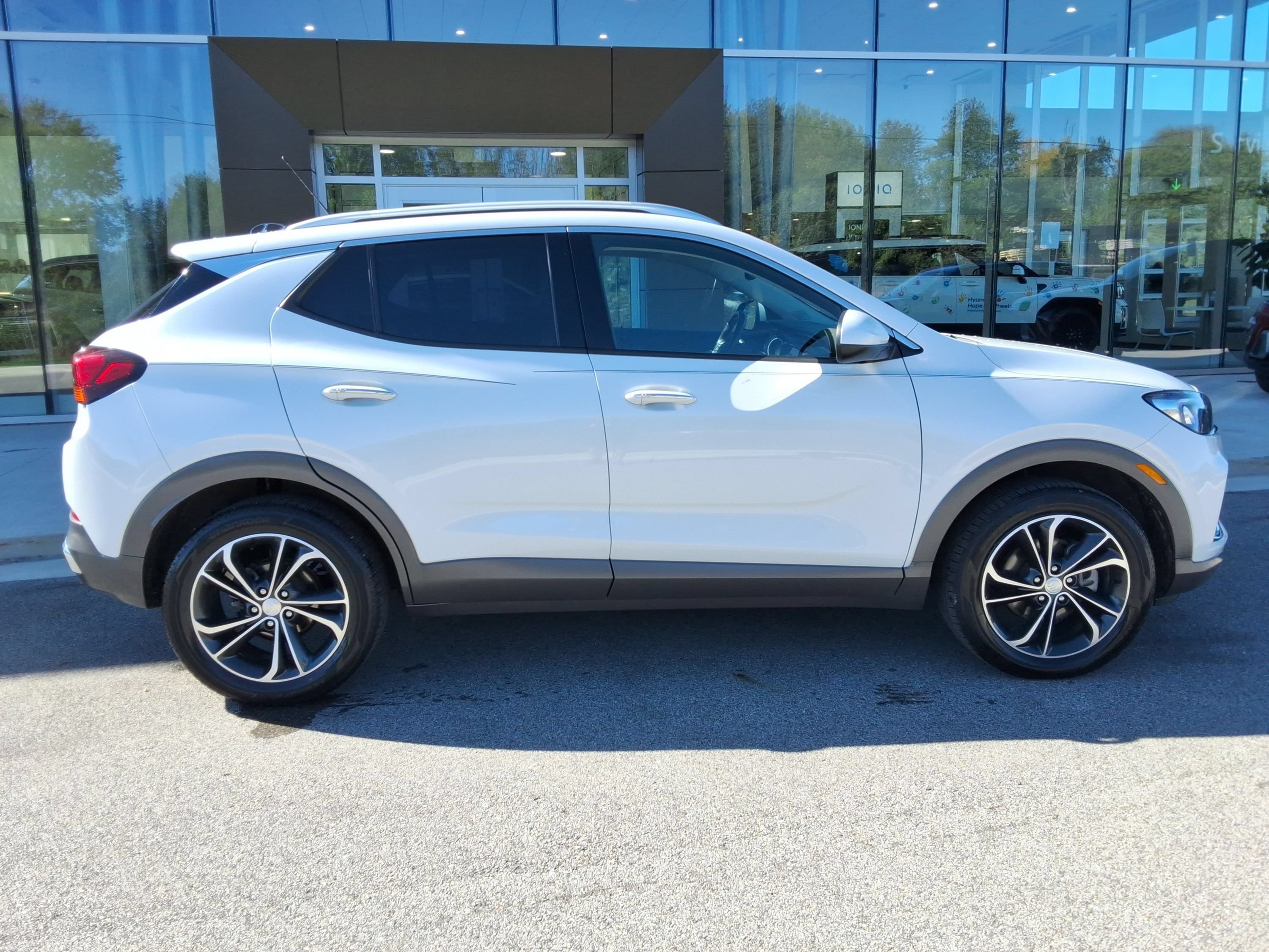 Used 2021 Buick Encore GX Essence AWD/4WD image 22