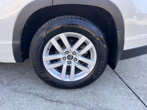 Used 2016 Toyota Highlander LE AWD/4WD image 29