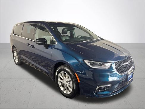 Certified 2025 Chrysler Pacifica Select AWD/4WD image 5