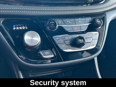 Used 2025 Chrysler Pacifica Limited image 19