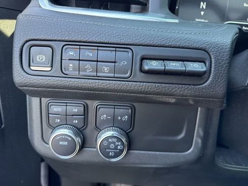 Used 2022 GMC Yukon XL Denali AWD/4WD image 10