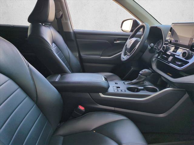 Used 2024 Toyota Highlander XLE FWD image 21