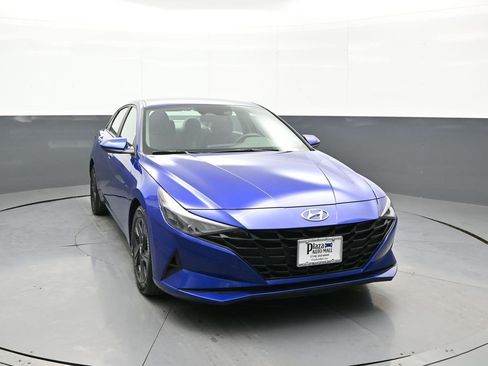 Certified 2023 Hyundai Elantra SEL w/ Cargo Package image 3