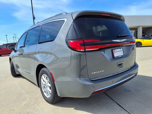 Certified 2022 Chrysler Pacifica Touring-L w/ Uconnect Theater Family Group image 32
