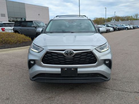 Used 2021 Toyota Highlander Limited AWD/4WD image 3