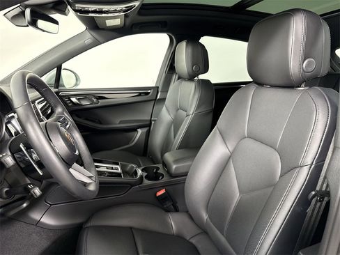 Certified 2025 Porsche Macan image 5