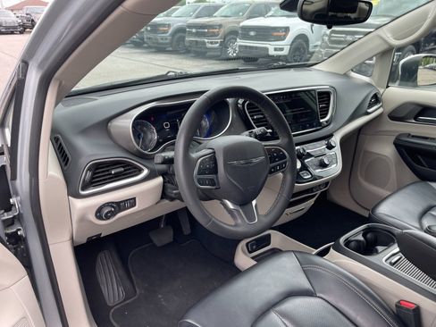 Used 2023 Chrysler Pacifica Touring-L FWD image 11