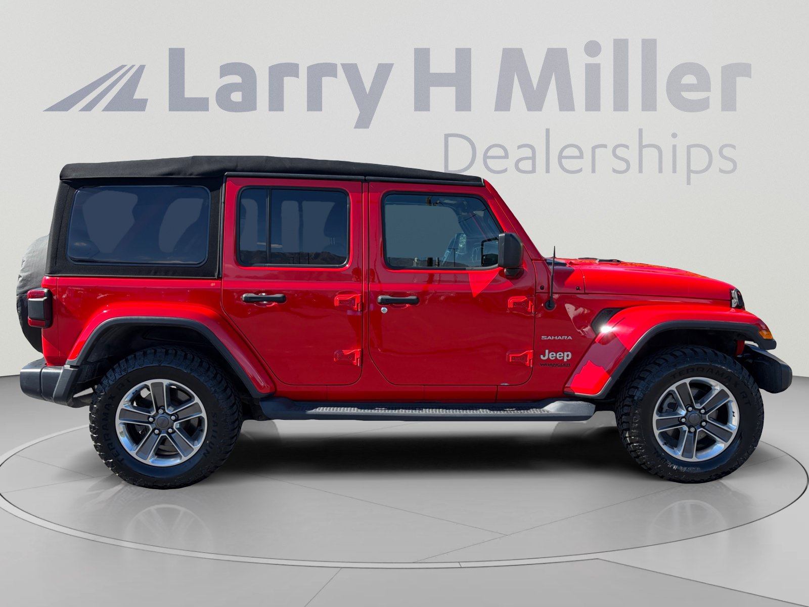 Used 2019 Jeep Wrangler Unlimited Sahara w/ Dual Top Group AWD/4WD image 6