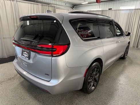 Used 2021 Chrysler Pacifica Touring-L w/ Uconnect Theater Family Group image 4