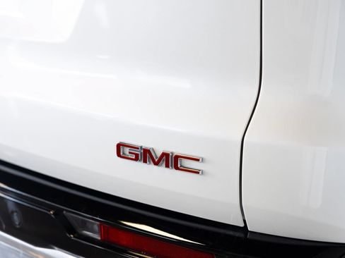 Used 2025 GMC Acadia Denali AWD/4WD image 9