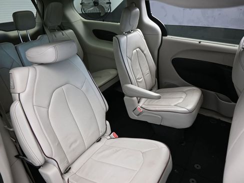 Used 2019 Chrysler Pacifica Limited image 46