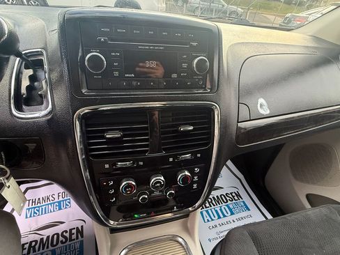 Used 2016 Dodge Grand Caravan SXT image 12