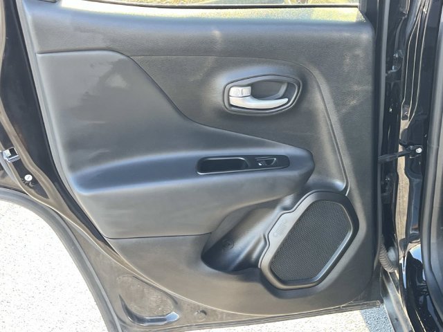 Used 2023 Jeep Renegade Latitude AWD/4WD image 16