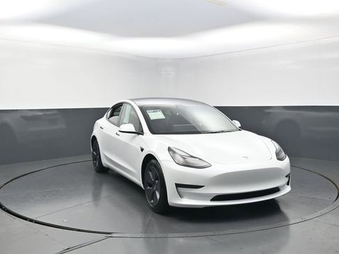 Used 2023 Tesla Model 3 Standard Range RWD image 3