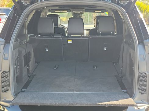 Used 2023 Land Rover Discovery HSE R-Dynamic image 12